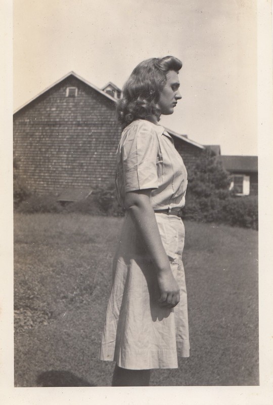 Anne Gates 1943.jpg