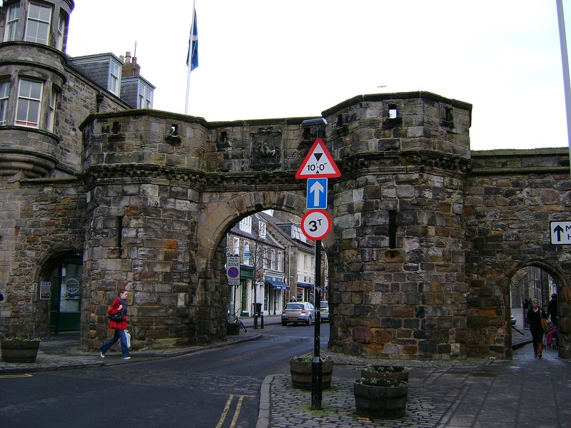 1600px-West_Port__St_Andrews.jpg